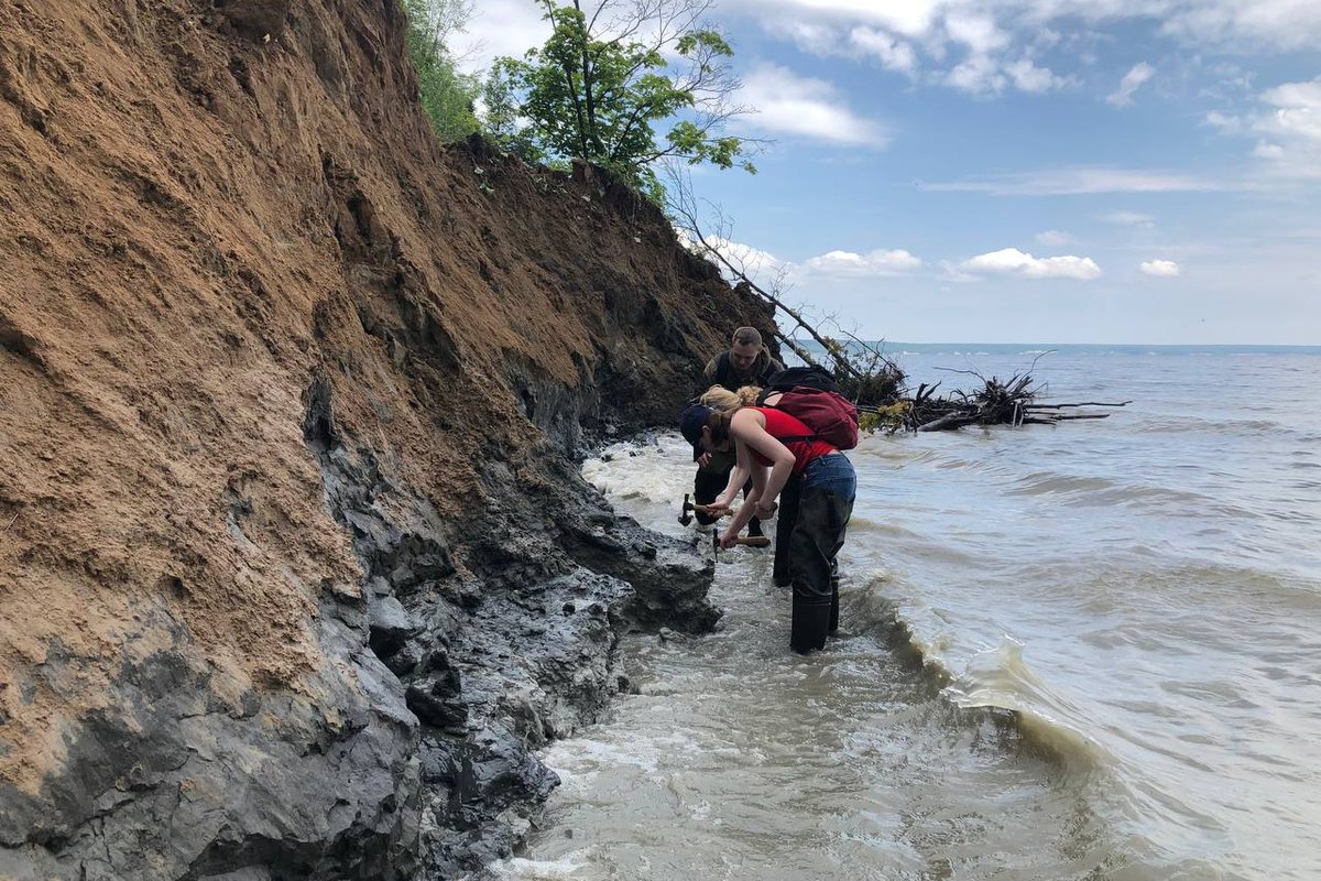 Берег Волги, сбор у уреза воды